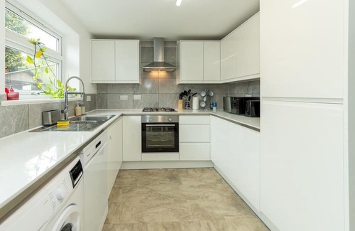 Tilehurst Haus | Pass the Keys | Bright House with Smart TV & Home Comforts
