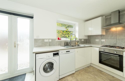 Tilehurst Haus | Pass the Keys | Bright House with Smart TV & Home Comforts