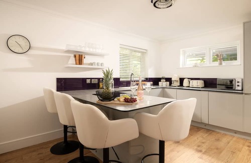 Sandbanks Wohnung | SEAHAVEN IN SANDBANKS - UNIQUE STAY | SLEEPS 4 | PETS ALLOWED | HOT TUB | BBQ | PATIO | WI-FI