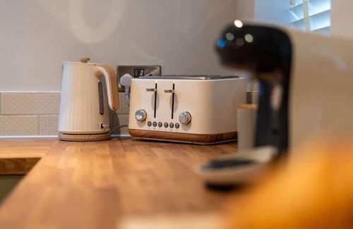 Tarvin Hütte | Deluxe Wood Fired Hot Tub in our Cheshire Getaway