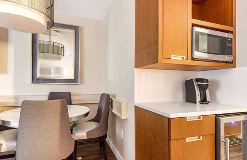 West End Resort | Elegant Georgetown Retreat | Hilton 1BR Suite | Walk to Shops & Dining | The Dis