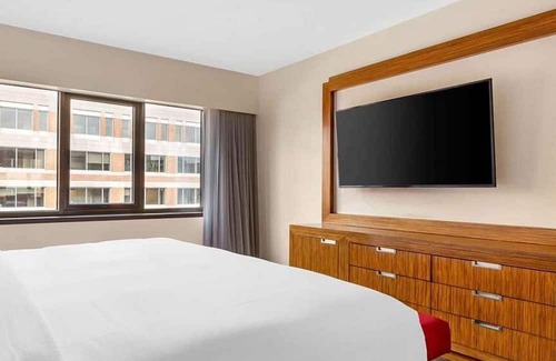 West End Resort | Elegant Georgetown Retreat | Hilton 1BR Suite | Walk to Shops & Dining | The Dis