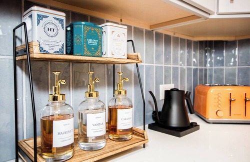 Albany Park Haus | Vrbo Luxe: Hot Tub, Theater, Game Room, Fire Pit, Bar, Patio, Garage - Sleeps 14