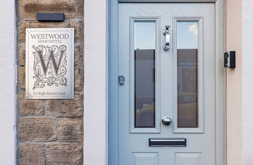 Padfield Wohnung | Located in the heart of Glossop in the High Peak, Westwood Boutique Aparthotel combines comfort with convenience. Set against the breath-taking backdrop of the Peak District.