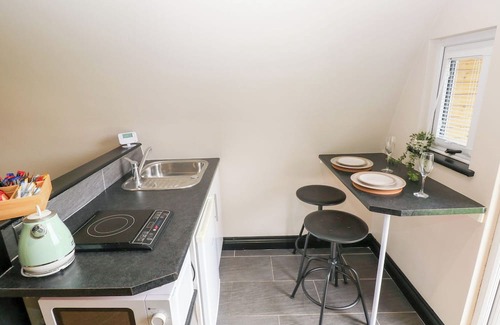 Cwmbach Hütte | CWTCH BACH, pet friendly, character holiday cottage in Aberdare