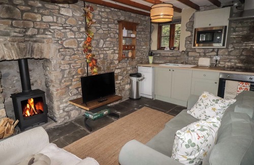Cwmbach Hütte | ARIAN, pet friendly, character holiday cottage in Aberdare