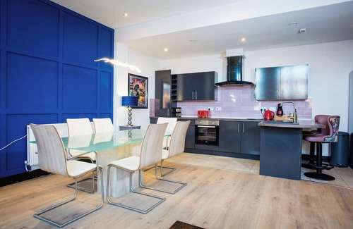 Warrington Wohnung | Modern Skylight Suite | Central Warrington Stay