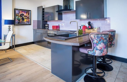 Warrington Wohnung | Modern Skylight Suite | Central Warrington Stay