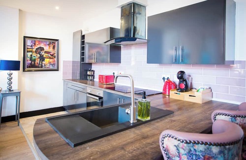 Warrington Wohnung | Modern Skylight Suite | Central Warrington Stay