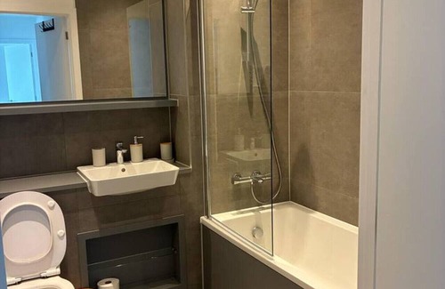 Cambridge Wohnung | Spacious modern flat with balcony, free parking and great access