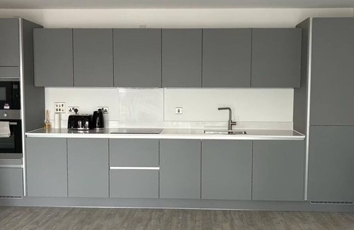 Cambridge Wohnung | Spacious modern flat with balcony, free parking and great access