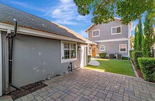 Ryland Haus | Large 6 Bedroom DT SJ Getaway with Huge Backyard and 2 car garage. Fast Wifi