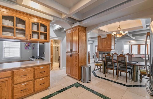 Ryland Haus | Large 6 Bedroom DT SJ Getaway with Huge Backyard and 2 car garage. Fast Wifi