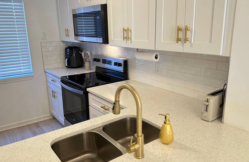 Southside Haus | Spacious 2BR Townhome with Private Baths