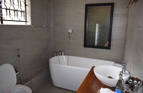 Gigiri Hotel | King Suite ensuite with Bath tab