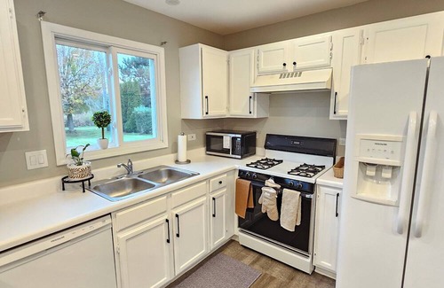 Gurnee Haus | The Serenity: Gurnee, Six Flags. Naval Base, Casino