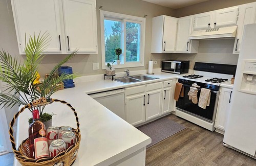 Gurnee Haus | The Serenity: Gurnee, Six Flags. Naval Base, Casino