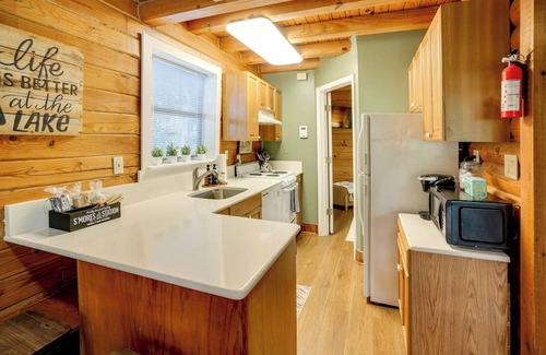 Taylor Creek Kabine | Lake Okeechobee Dockside Cabin w/ Pool Access