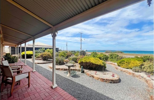 North Shields Haus | Absolute Beachfront Cottage - Seaside Retreat- Glorious North Shields