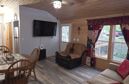 La Cygne Kabine | Enjoy our new cabin at Linn Valley Lakes Kansas. Gated community for safety.