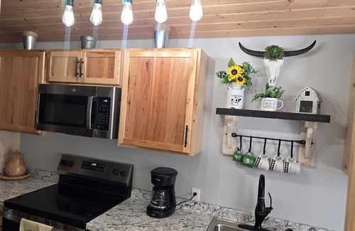 La Cygne Kabine | Enjoy our new cabin at Linn Valley Lakes Kansas. Gated community for safety.