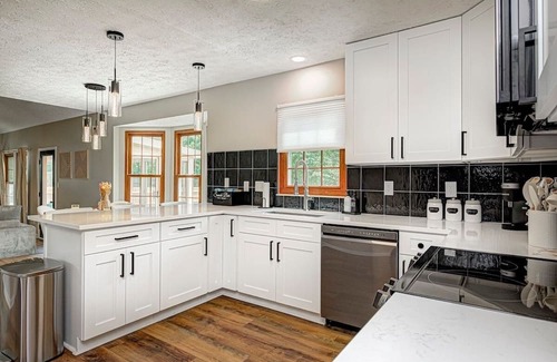 Maxwell Haus | Modernhome |King-Bed |FirePit |Sleeps 12| Large Groups
