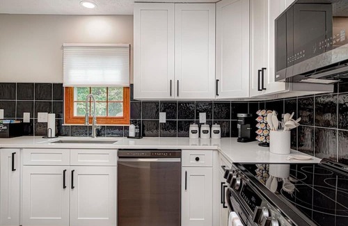 Maxwell Haus | Modernhome |King-Bed |FirePit |Sleeps 12| Large Groups