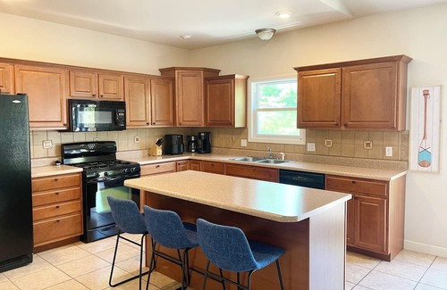 Bonne Terre Haus | Serene retreat with lake views. Long-term rental and family friendly.