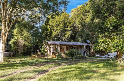 Pinbarren Hütte | Shadowed by both Mt Cooroora and Pinbarren Mountain