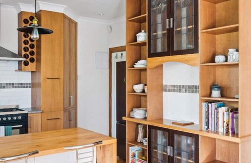 Gisborne Haus | 600m to CBD Riverfront Home