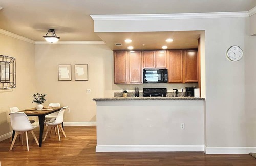 Reno/Tahoe Airport Wohnung | Relaxing 2-BR Apt with Pool, Hot Tub & Gym