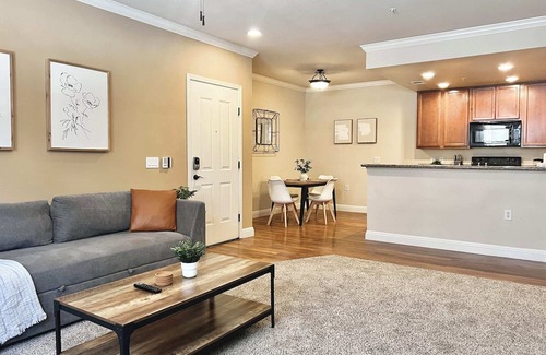 Reno/Tahoe Airport Wohnung | Relaxing 2-BR Apt with Pool, Hot Tub & Gym