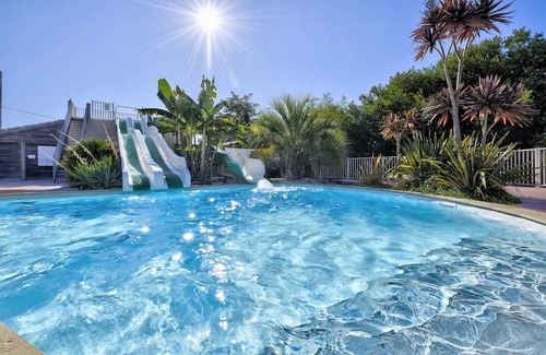 Plobannalec-Lesconil Haus | Camping 3 étoiles - Parc aquatique - eeeech