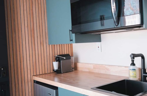 Center City Haus | Nordic Harbor | Room 1 | Acorn Oak
