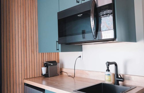 Center City Haus | Nordic Harbor | Room 1 | Acorn Oak