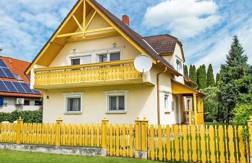 Balatonkeresztur Haus | Stunning villa for 5 guests with A/C, TV, terrace and parking