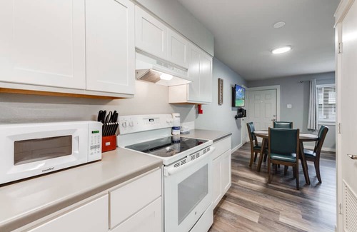 Port Aransas Eigentumswohnung | Roomy 1 BDRM Large Pool w/a Private Courtyard and a 5 Min Walk to the Beach