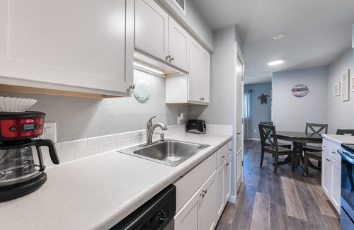 Port Aransas Eigentumswohnung | Roomy 1 BDRM Large Pool w/a Private Courtyard and a 5 Min Walk to the Beach