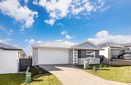 Greenbank Haus | Convenient Brandnew 4 Beds House, 5 mins to mall