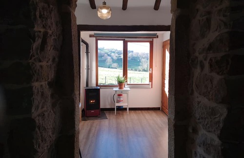 Lloreda Wohnung | Rustic, spacious apartment in the Valles Pasiegos, with sheep and hens