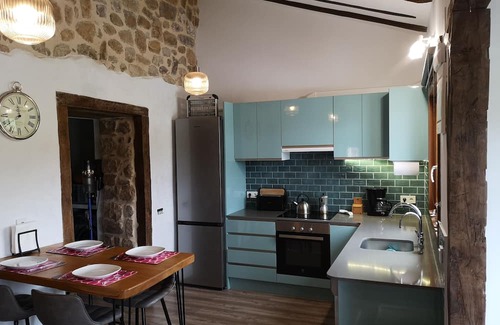Lloreda Wohnung | Rustic, spacious apartment in the Valles Pasiegos, with sheep and hens