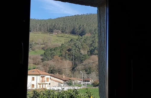 Lloreda Wohnung | Rustic, spacious apartment in the Valles Pasiegos, with sheep and hens