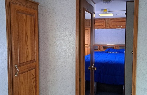 Cloquet Wohnmobilvermietung | Jayco n1 queen 2 doubles lots of living space AC furnace wifi 2tvs fridge stove