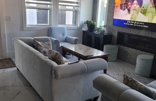 Surrey Newton Haus | Spacious home for you and your family. 4 bedrooms and 4 bathrooms in the city.