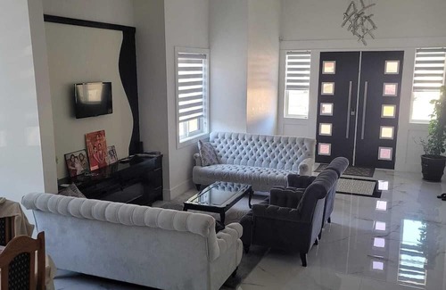 Surrey Newton Haus | Spacious home for you and your family. 4 bedrooms and 4 bathrooms in the city.