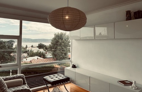 Sandy Bay Wohnung | Panoramic water views, sunny and private - walk to beach, cafes and shops