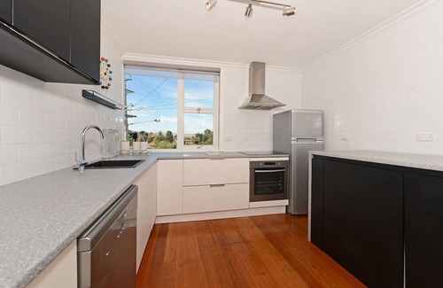 Sandy Bay Wohnung | Panoramic water views, sunny and private - walk to beach, cafes and shops