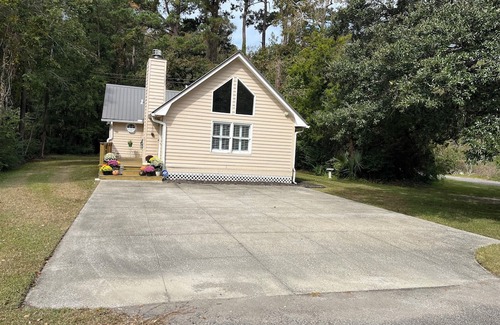 Pawleys Island Haus | Cute cottage in Pawleys with 2 queen beds and 2 full baths that allow pets!