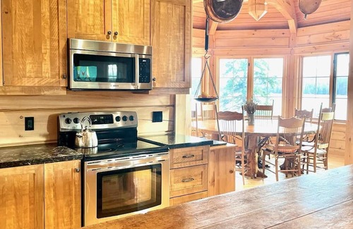 Magnetawan Hütte | One of a Kind Timber Framed Waterfront Escape w/Hot Tub!