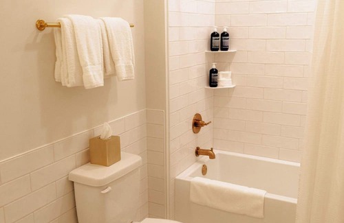 Elk Rapids Wohnung | Guestroom - 1 King Su